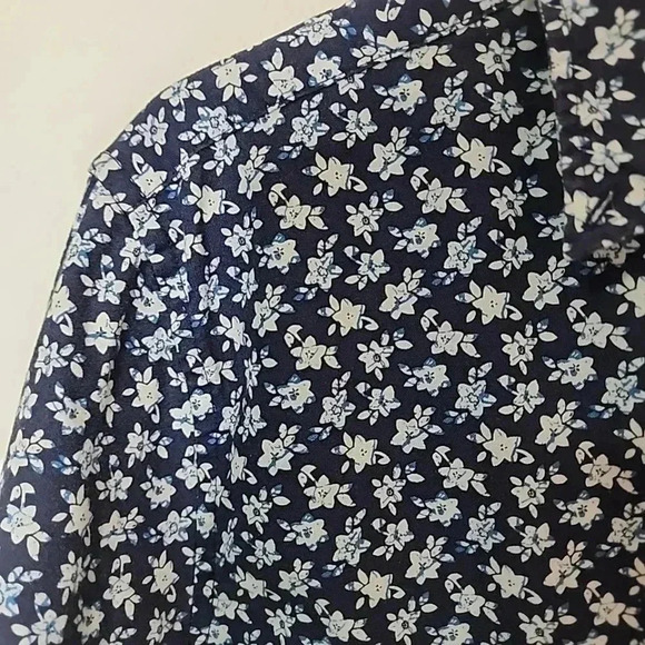 American Eagle Outfitters men's floral classic fit button-up. Size small - Picture 2 of 7